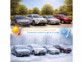 Collage de deux scènes de parking montrant les quatre mêmes voitures (Honda, Toyota, Subaru) dans deux conditions météorologiques différentes. Le panneau supérieur montre les voitures dans un parking d'été ensoleillé avec des arbres feuillus, accompagné d