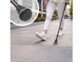 Canne de marche tout terrain mise en situation dans une rue avec zoom embout