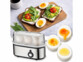 Cuiseur à oeufs avec 3 oeufs en différentes cuissons et plateaux repas avec tartines et oeufs durs