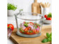 bol en verre 2L pour hachoir avec légumes sur une planche de travail