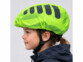 Housse de pluie réfléchissante pour casque en situation sur une fillette