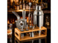 Kit cocktail 13 pièces avec shaker et support mis zn situation sur un comptoir