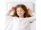 Oreiller à mémoire de forme mise en situation avec enfant dormant sur le dos