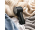 Rasoir anti peluches électrique rechargeable posés sur des habits