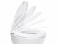 Abattant de toilettes blanc fermé de trois-quarts avec logo Ridder Slim et languette de préhension