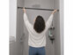 Tringle télescopique 72-175 cm pour rideau de douche mise en place par une femme de dos