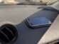 Samsung noir affichant l'heure posé sur tapis antidérapant noir à surface perforée