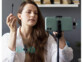 Mini microphone sans fil pour appareils avec connecteur USB-C mise en situation tuto maquillage