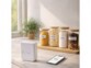 Imprimante thermique mobile connectée ELD-105.app mise en situation dans une cuisine avec des pots étiquetés