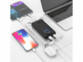 Batterie externe 10000 mAh PB-845 rechargeant plusieurs appareils sur un bureau