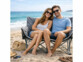 mise en situation couple sur fauteuil pliable duo sur la plage