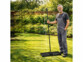 Rateau de nivellement pour pelouse vu avec jardinier sur une pelouse