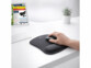 Tapis de souris ergonomique avec repose poignet en mousse à mémoire de forme mis en situation sur un bureau avec souris prise en main