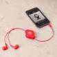 Les écouteurs Retrak rouges branchés sur la prise jack d'un smartphone.