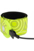 Bracelet de sécurité LED coloris jaune avec réfléchisseur pour sport en cours de chargement par le biais d'un câble Micro-USB noir branché au port de chargement Micro-USB de sa batterie rechargeable