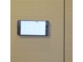 Téléphone portable à l'horizontale affichant le calendrier de l'année en étant à une porte de placard en contreplaqué via un support autocollant magnétique