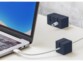 PC portable alimenté par câble USB-C organisé sur un bureau par un support cubique aimanté bleu