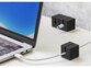 PC portable alimenté par câble USB-C organisé sur un bureau par un support cubique aimanté