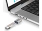 Branchement d'une clé USB au port USB-A de l'adaptateur en aluminium USB-A vers USB-C lui-même branché au port USB-C d'un MacBook