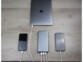 Mise en situation du chargement simultané de deux téléphones portables et d'un MacBook via la batterie de secours PureWatt et trois câbles USB