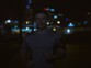Homme effectuant son jogging quotidien de nuit avec le brassard lumineux pour téléphone autour du biceps