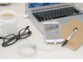 Mise en situation du branchement d'un iPhone à un PC portable à l'aide du câble 2 en 1 PhotoFast à côté d'un carnet de note, d'une tasse de café et d'une paire de lunettes