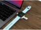 Recharge sans fil par induction d'une Apple Watch posée à plat sur la surface magnétique du chargeur sans fil USB-C branché au port USB-C d'un PC portable allumé