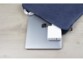 Chargeur USB C 140W GaN dans une pochette avec un portable