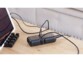 Chargeur USB Unisynk avec protection poser sur une table 