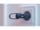 Plan rapproché sur la LED située à l'intérieur du port USB-A du chargeur branché à une prise pour branchement facile dans le noir