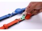 Ouverture du compartiment à bouton pression pour remplacement de la pile bouton CR2032