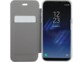 Smartphone Android Samsung Galaxy S8 allumé sur l'écran d'accueil et protégé par un combon coque transparente/étui à rabat avec porte-carte intérieur intégré