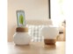 Décoration lumineuse 2 en 1 en bois et verre fumé avec chargeur Lightning intégré posé dans un salon aux tons chauds sur un meuble aspect bois