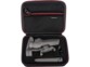 Stabilisateur électronique DJI Osmo Mobile 3 et ses accessoires rangés dans la mousse EVA et la poche intérieure de la coque de protection rigide