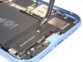 Remplacement de la batterie d'un téléphone mobile à l'aide d'une pince fine