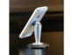 iPhone coloris or fixé magnétiquement à la bille d'acier du socle antidérapant au format portrait
