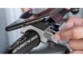 Mise en situation de la fixation d'un téléphone portable sur le guidon d'un vélo à l'aide du support Novodio