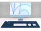 Mise en situation d'un setup informatique avec PC, câbles de chargement, clavier et souris
