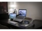 Mise en situation d'un setup multi-écrans avec PC portable, périphériques sans fil et tapis de souris multifonction