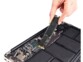 Insertion de la barrette de mémoire SSD à l'intérieur d'un ordinateur portable