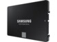 Vue de biais côté droit du disque dur interne 2,5" Samsung avec fiches de contact dorées du connecteur SATA III