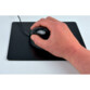 Utilisation du pad de souris couleur noir avec une main tenant une souris filaire et la faisant glisser sur la surface lisse