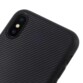 Gros plan sur la partie arrière supérieure avec ouverture pour appareil photo et stries effet carbone de la coque pour iPhone 10