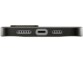 Vue du dessous du téléphone revêtu de la coque avec ouvertures pour haut-parleurs et port de chargement USB-C