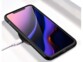 Mise en situation d'un chargement sans fil Qi entre une station de chargement filaire et un iPhone 11 Pro Max allumé revêtu d'un étui de protection
