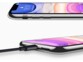 Vues rapprochées sur les boutons de réglage du volume à gauche de l'iPhone et sur le port de chargement Lightning branché et les haut-parleurs du téléphone avec étui de protection aux contours argentés
