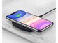 Chargement sans fil par induction en cours d'un iPhone à l'écran allumé sur l'indication de chargement avec coque de protection fine compatible