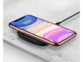 Chargement sans fil par induction en cours d'un iPhone à l'écran allumé sur l'indication de chargement avec coque de protection fine compatible