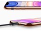 Vues rapprochées sur les boutons de réglage du volume à gauche de l'iPhone et sur le port de chargement Lightning branché et les haut-parleurs du téléphone avec étui de protection aux contours dorés