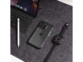 Vue du dessus d'un iPhone 13 Pro couleur noire avec coque de protection renforcée, montre connectée et iPad avec stylet tactile